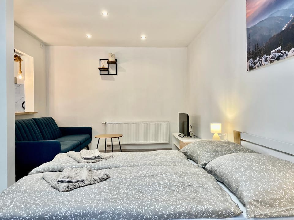 Bed, Living room, Photo of the whole room, Seating area, Bedroom, towels