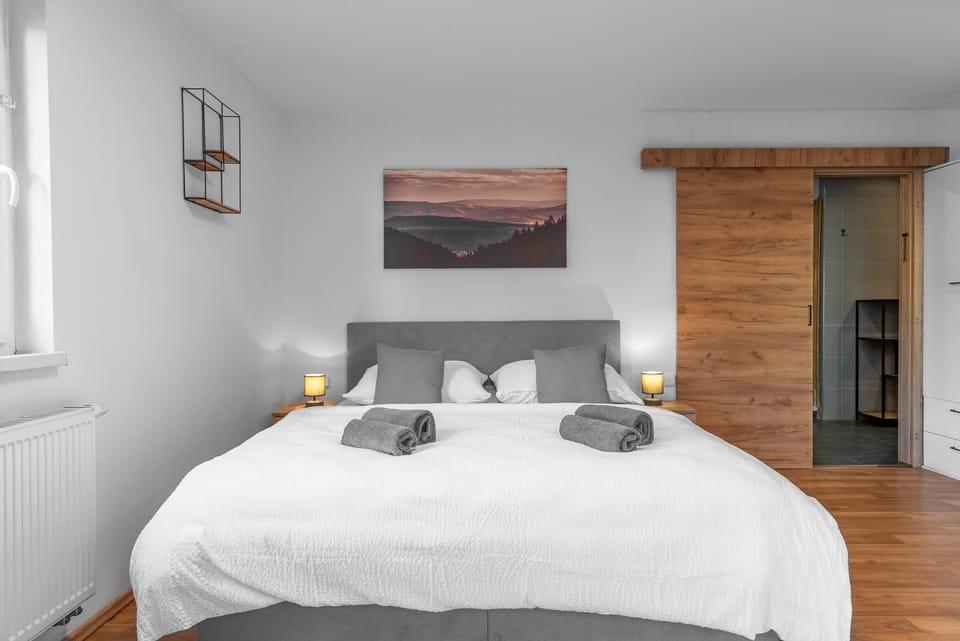 Bed, Bedroom, towels