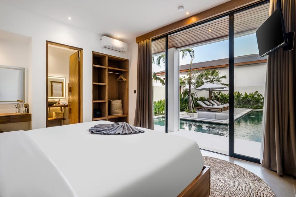 Bed, TV and multimedia, View (from property/room), Bedroom, Pool view, air conditioner