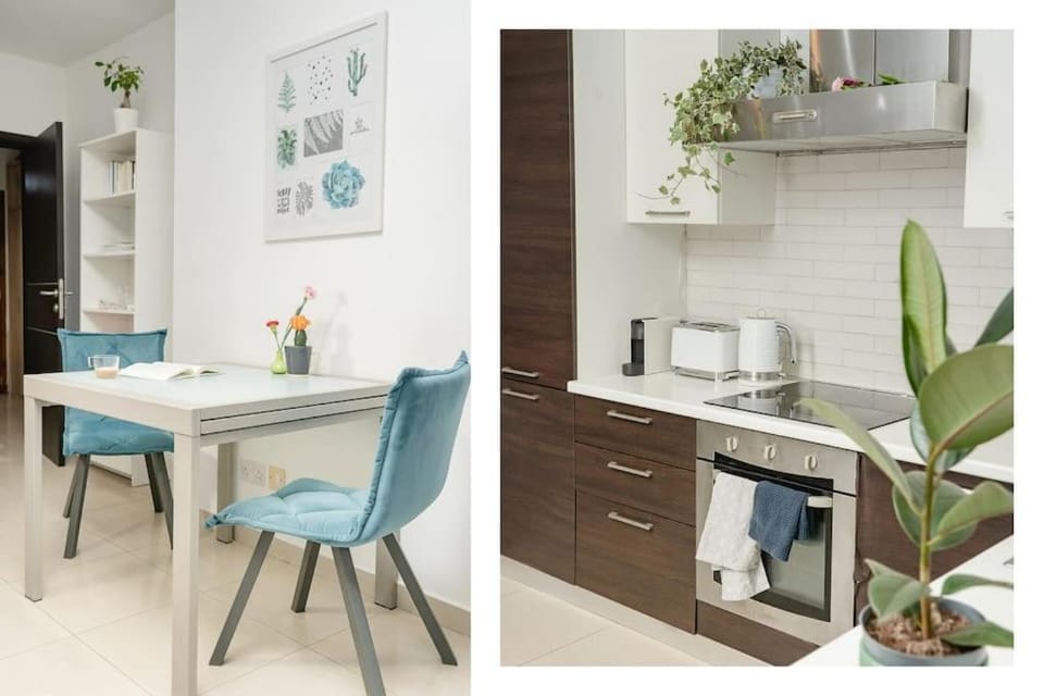 Coffee/tea facilities, Kitchen or kitchenette, Seating area, Dining area