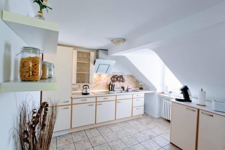 Coffee/tea facilities, Kitchen or kitchenette, stove, toaster