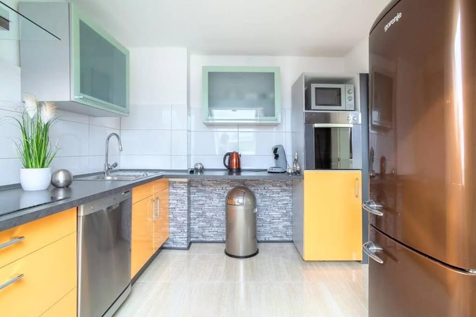 Kitchen or kitchenette, oven