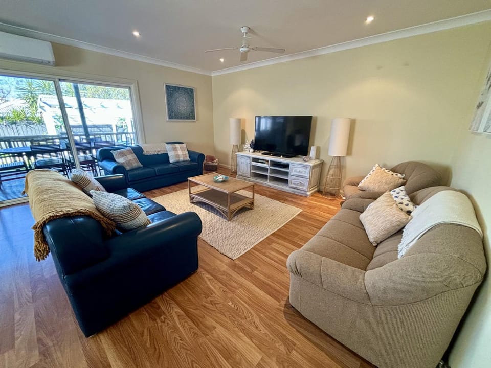 Book, Wine & Sinker - Home in Patonga Beach - Pet Friendly, 4 Bedrooms House in Patonga
