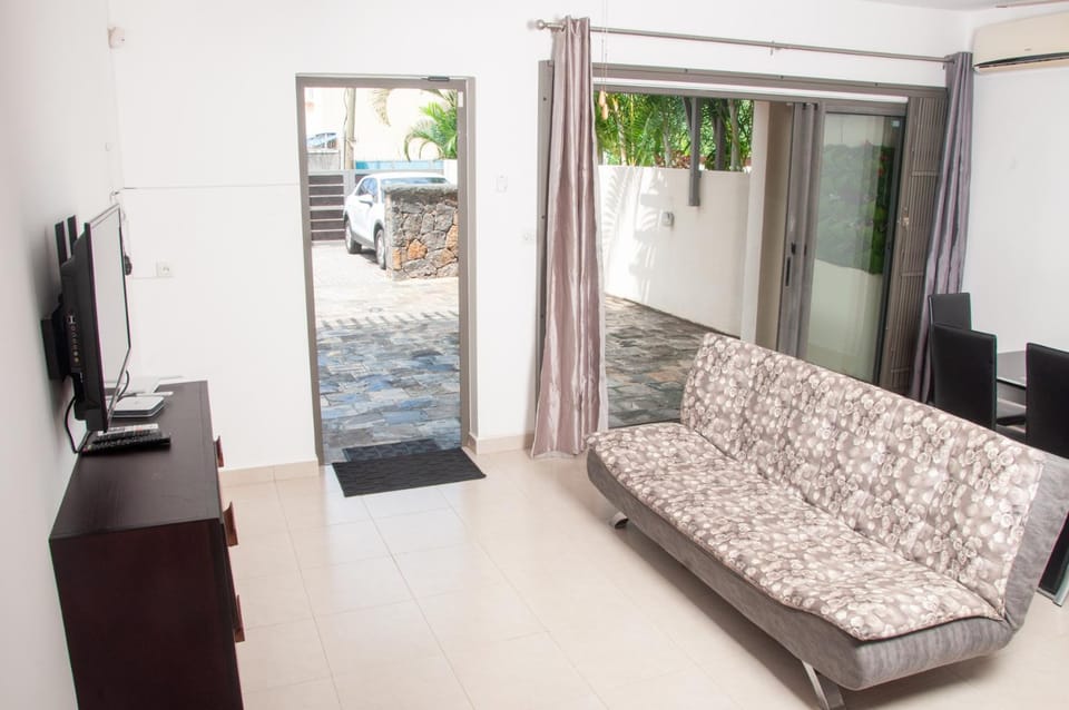 TV and multimedia, Living room, Seating area, Evening entertainment