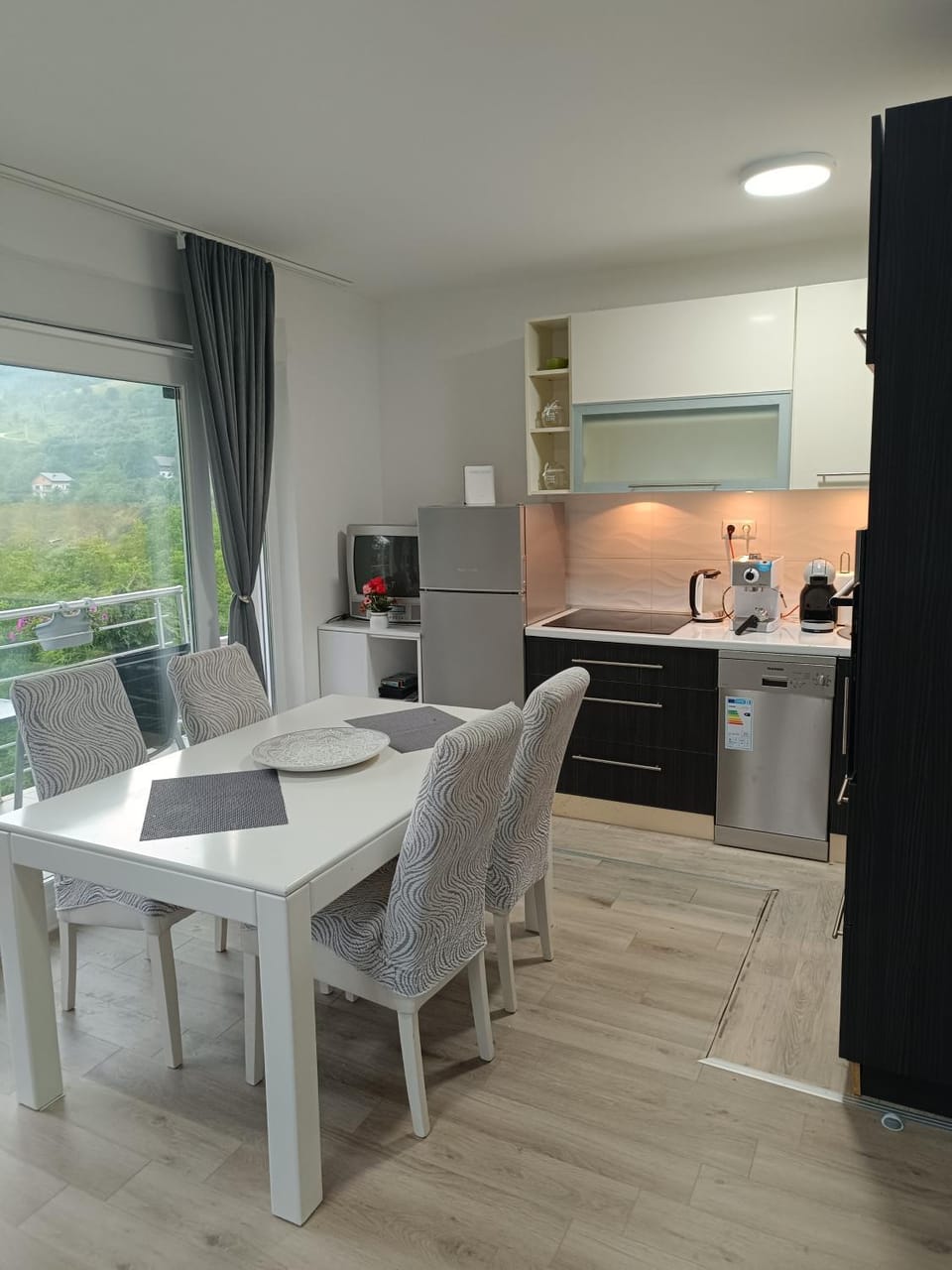 Kitchen or kitchenette, Living room, Seating area, stove