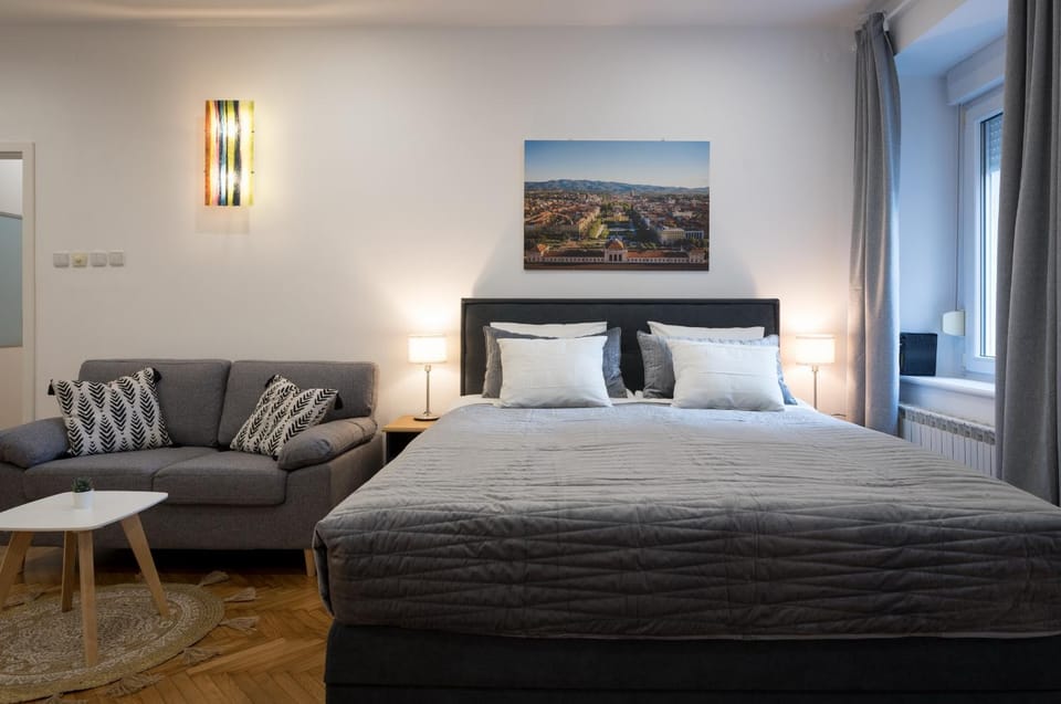 Bed, Living room, Photo of the whole room, Seating area, Bedroom