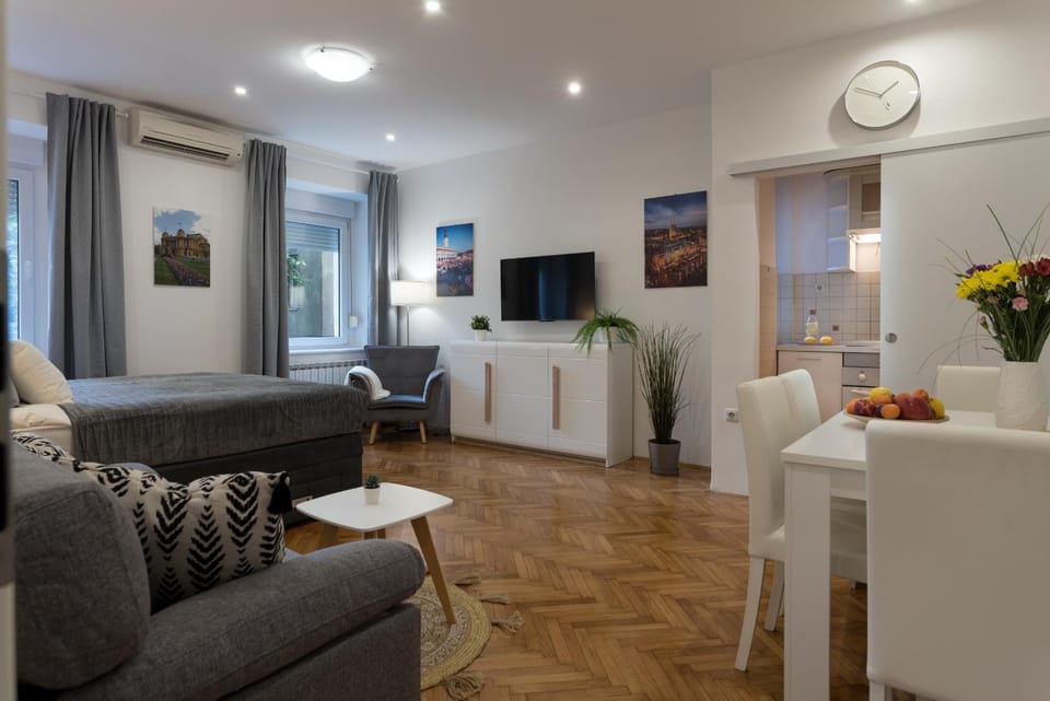 TV and multimedia, Living room, Seating area, Evening entertainment
