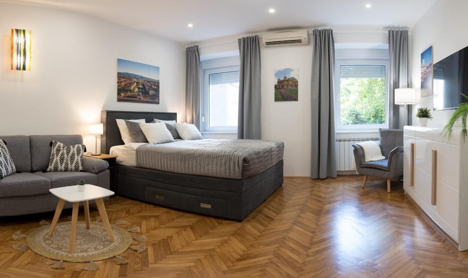 Bed, TV and multimedia, Living room, Photo of the whole room, Seating area, Bedroom