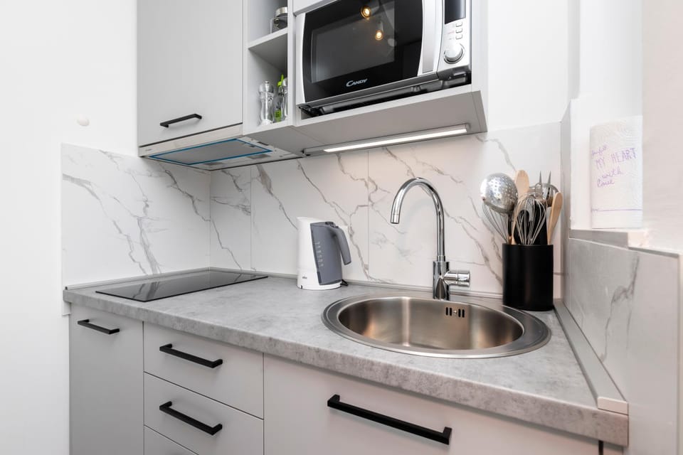 Kitchen or kitchenette, minibar