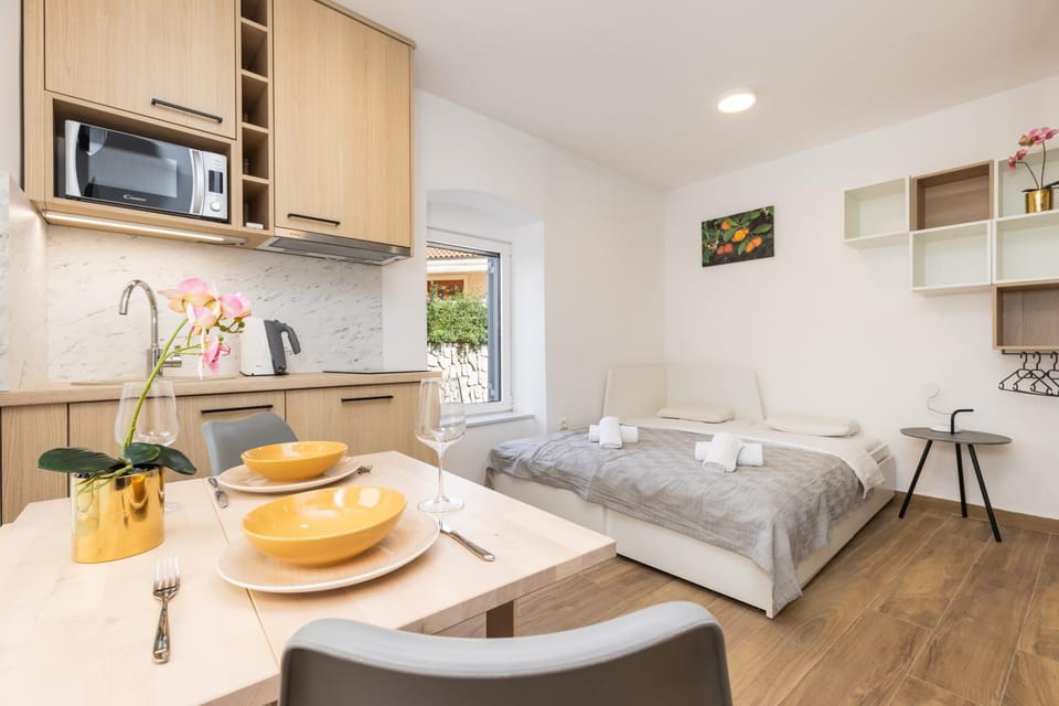 Dining area, Bedroom, kitchen