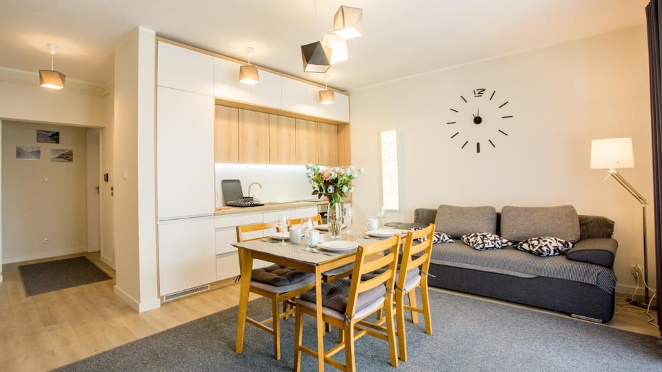 Kitchen or kitchenette, Living room, Seating area, Dining area