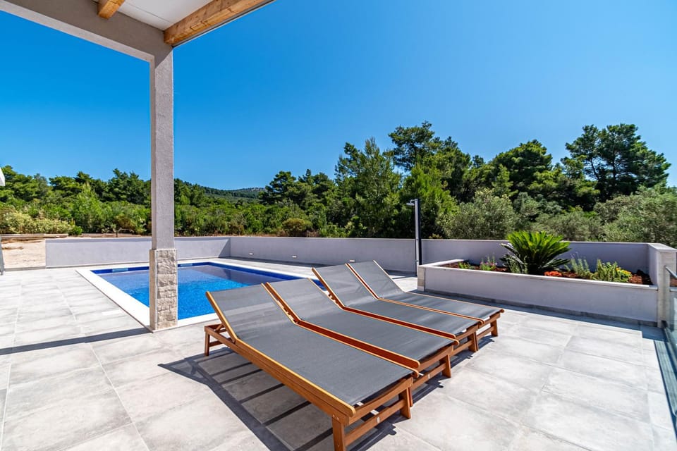 Patio, Balcony/Terrace, Swimming pool, sunbed