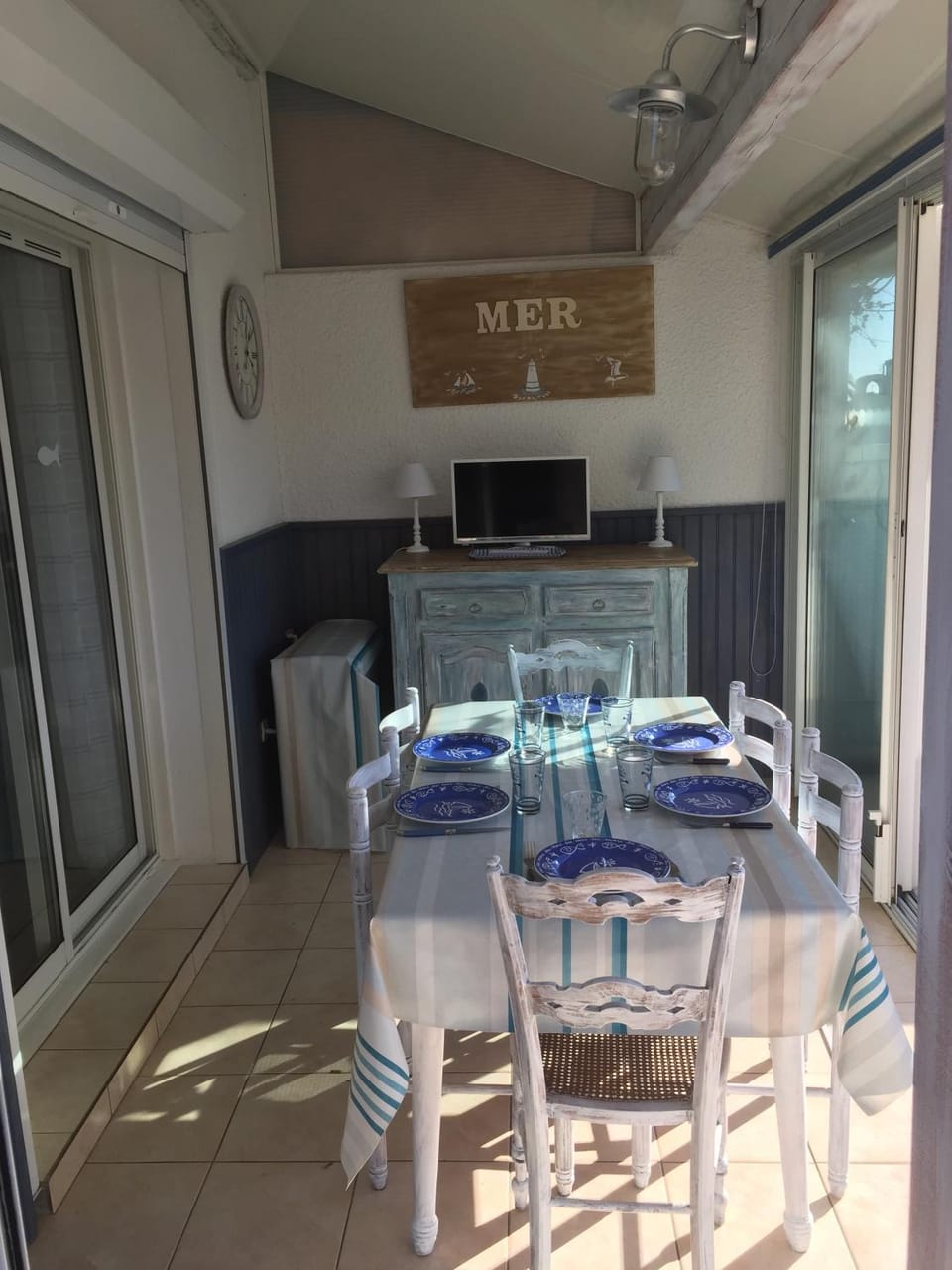 Kitchen or kitchenette, Seating area, Dining area