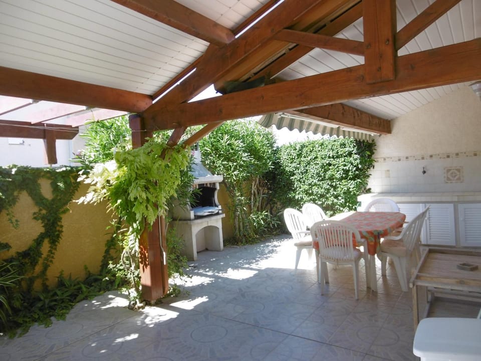 Patio, Day, Garden, Dining area, Garden view