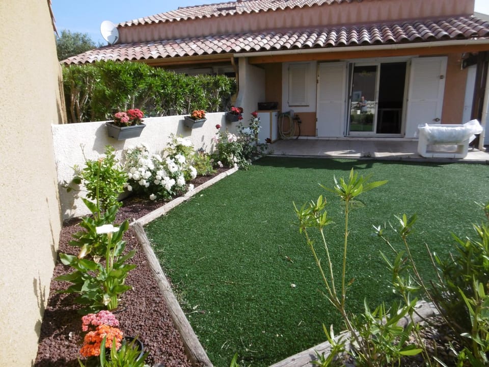 Property building, Patio, Spring, Day, Garden, Garden view