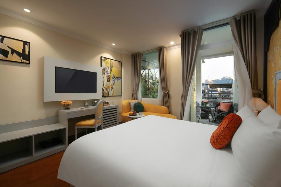 Communal lounge/ TV room, Bed, TV and multimedia, View (from property/room), Balcony/Terrace, Living room, Photo of the whole room, Seating area, Evening entertainment, Bedroom, hair dresser