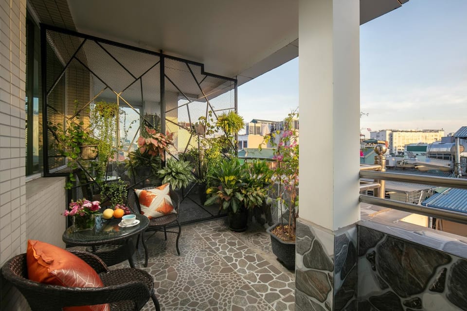 Property building, Facade/entrance, Balcony/Terrace, Seating area