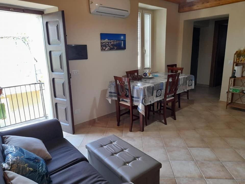 Living room, Seating area, Dining area, air conditioner