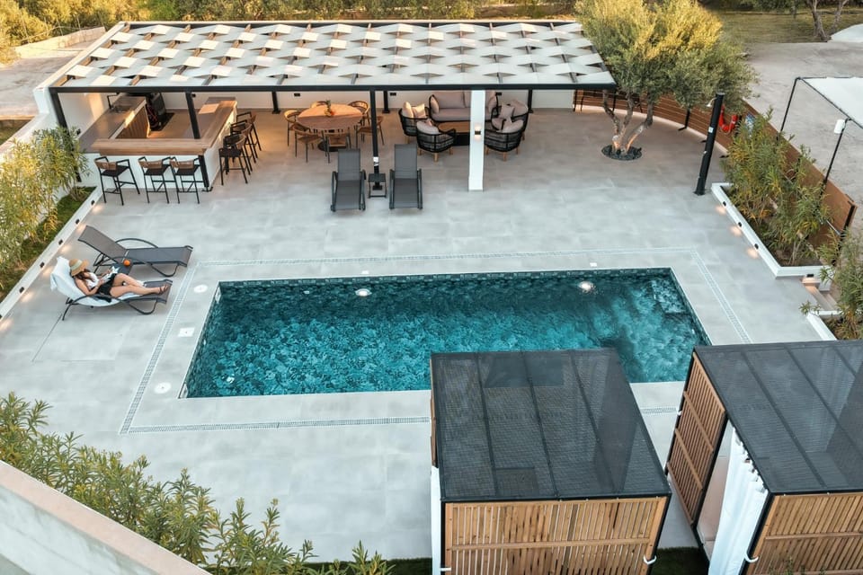 Shower, Day, Lounge or bar, Pool view, Swimming pool, minibar, sunbed