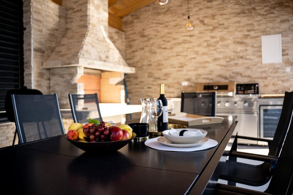 Kitchen or kitchenette, Food and drinks, Seating area, Dining area, Food