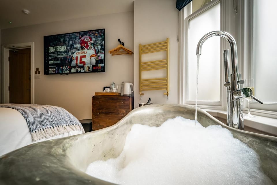 Glen Wynne Recently Renovated - FREE off-site Health Club access with Pool, Sauna, Steam Room & Gym Short 5 Minute Drive Away Bed and Breakfast in Windermere