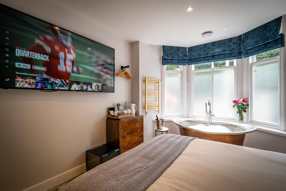 Glen Wynne Recently Renovated - FREE off-site Health Club access with Pool, Sauna, Steam Room & Gym Short 5 Minute Drive Away Bed and Breakfast in Windermere
