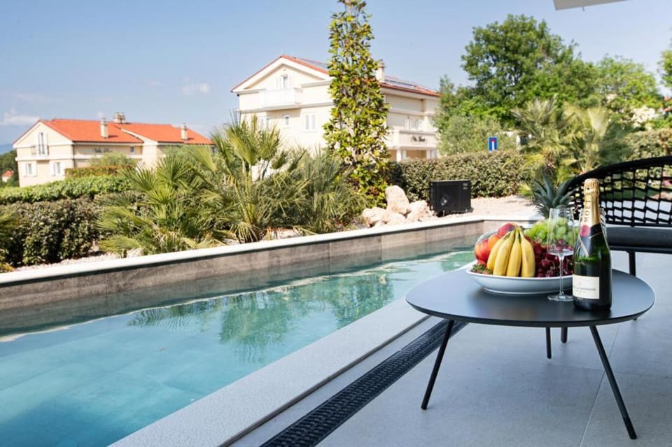 Patio, Garden view, Pool view, Swimming pool, sunbed