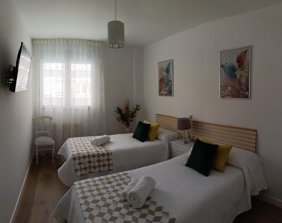 Bahía Ferry Tranquilo, con Parking y Desayuno Casero en el Centro Apartment in Santander