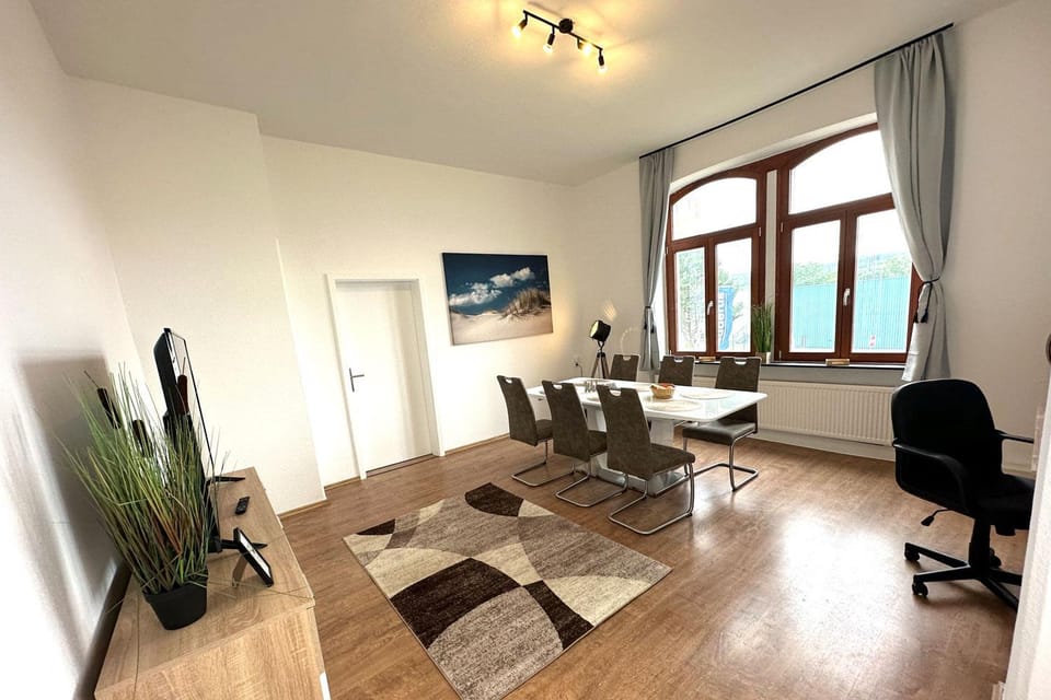 TV and multimedia, Living room, Seating area, Dining area