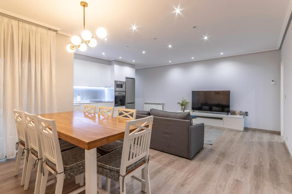 TV and multimedia, Kitchen or kitchenette, Living room, Seating area, Dining area