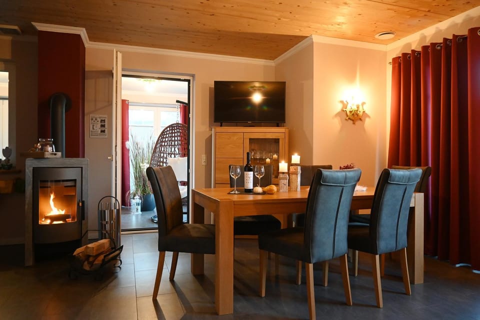 TV and multimedia, Living room, Seating area, Dining area, flat iron