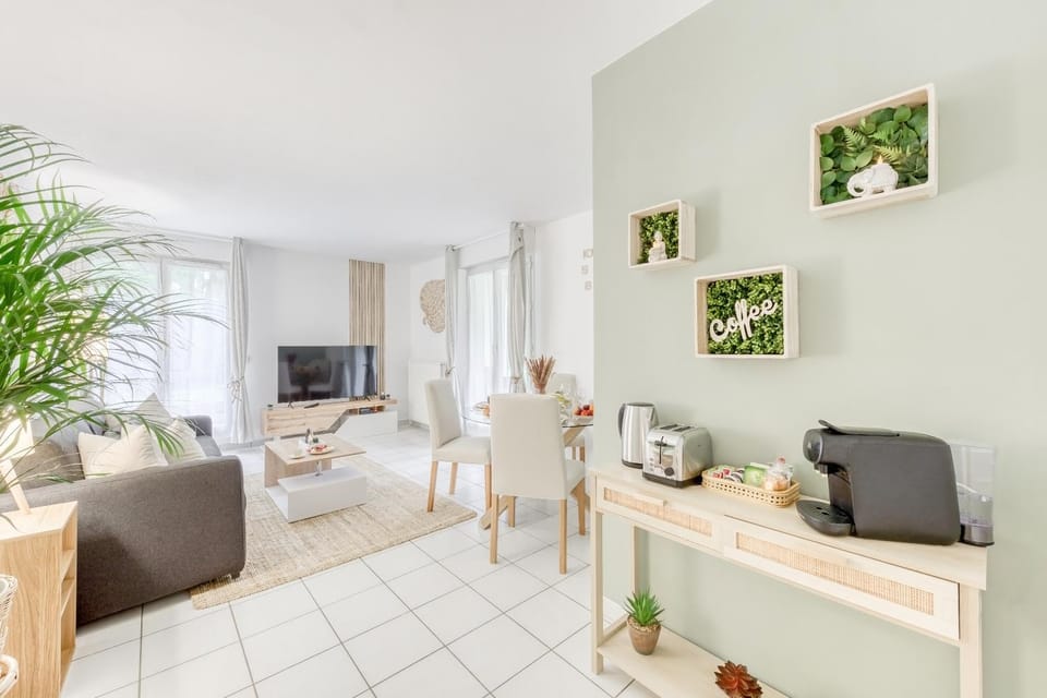 TV and multimedia, Coffee/tea facilities, Kitchen or kitchenette, Living room, Seating area, Dining area