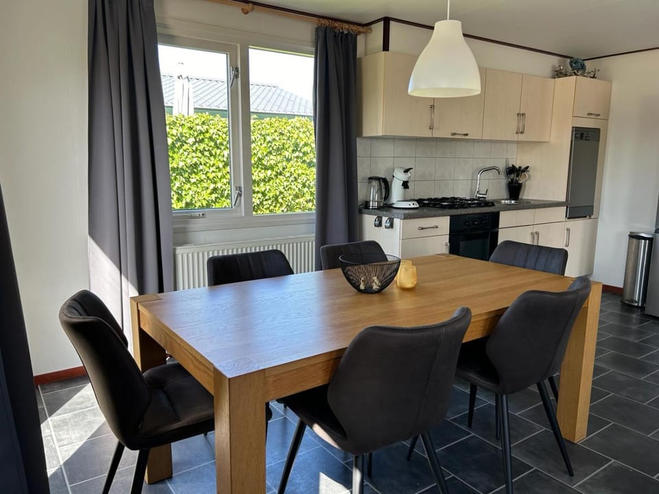 Kitchen or kitchenette, Dining area, pet friendly