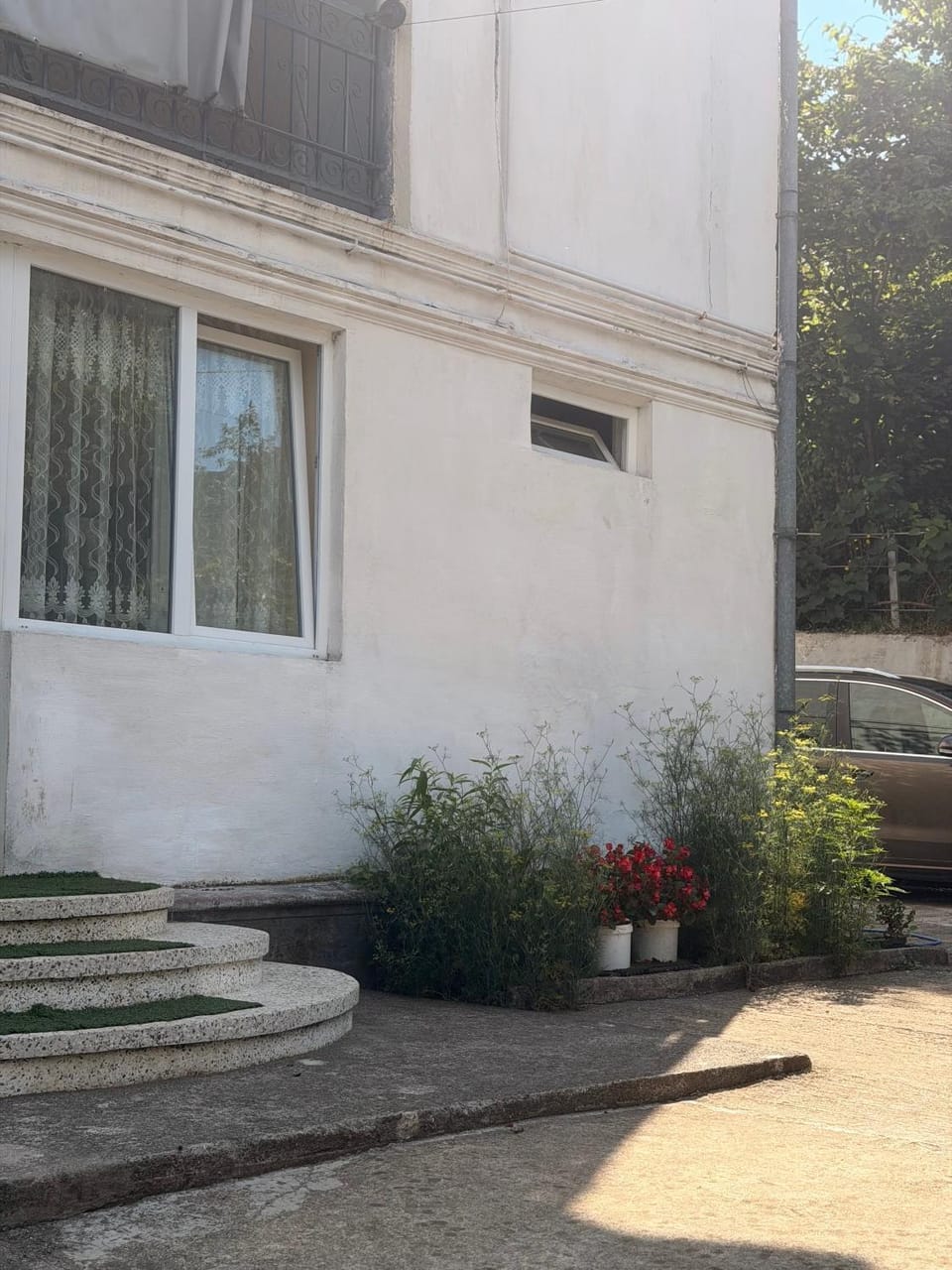 Гостевой дом у Эмзара Bed and Breakfast in Batumi