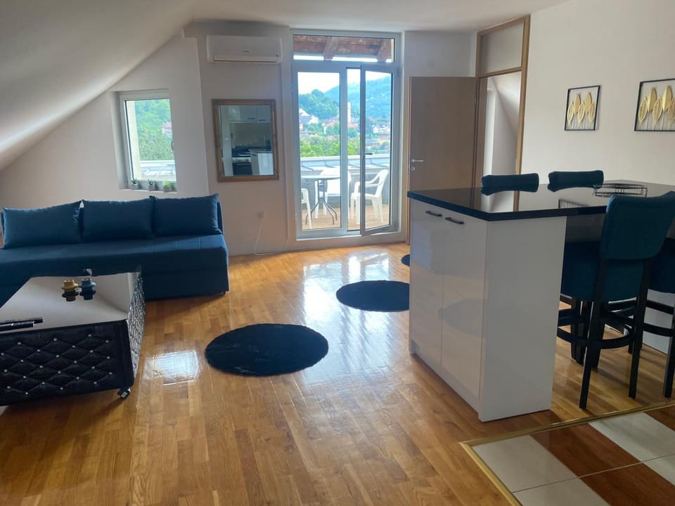 TV and multimedia, Kitchen or kitchenette, Living room, Seating area, Dining area