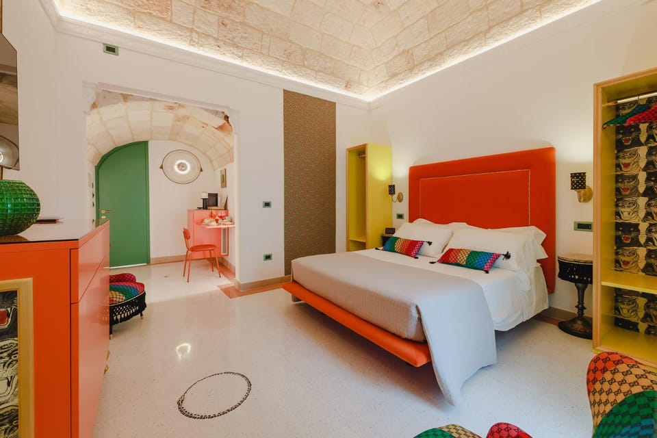 Bed, Photo of the whole room, Seating area, Bedroom, wardrobe