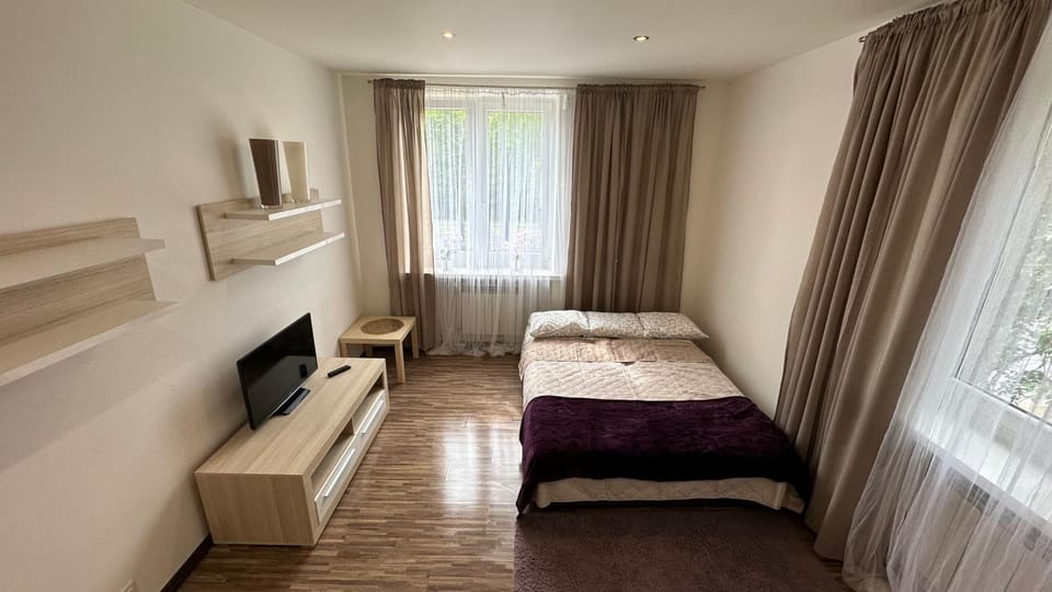 Bed, TV and multimedia, Photo of the whole room, Bedroom, hair dresser