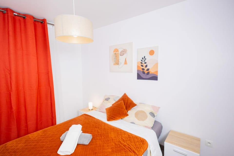 Bed, Photo of the whole room, Bedroom, towels