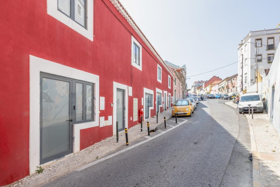 Property building, Day, Neighbourhood, Street view, Location, Parking