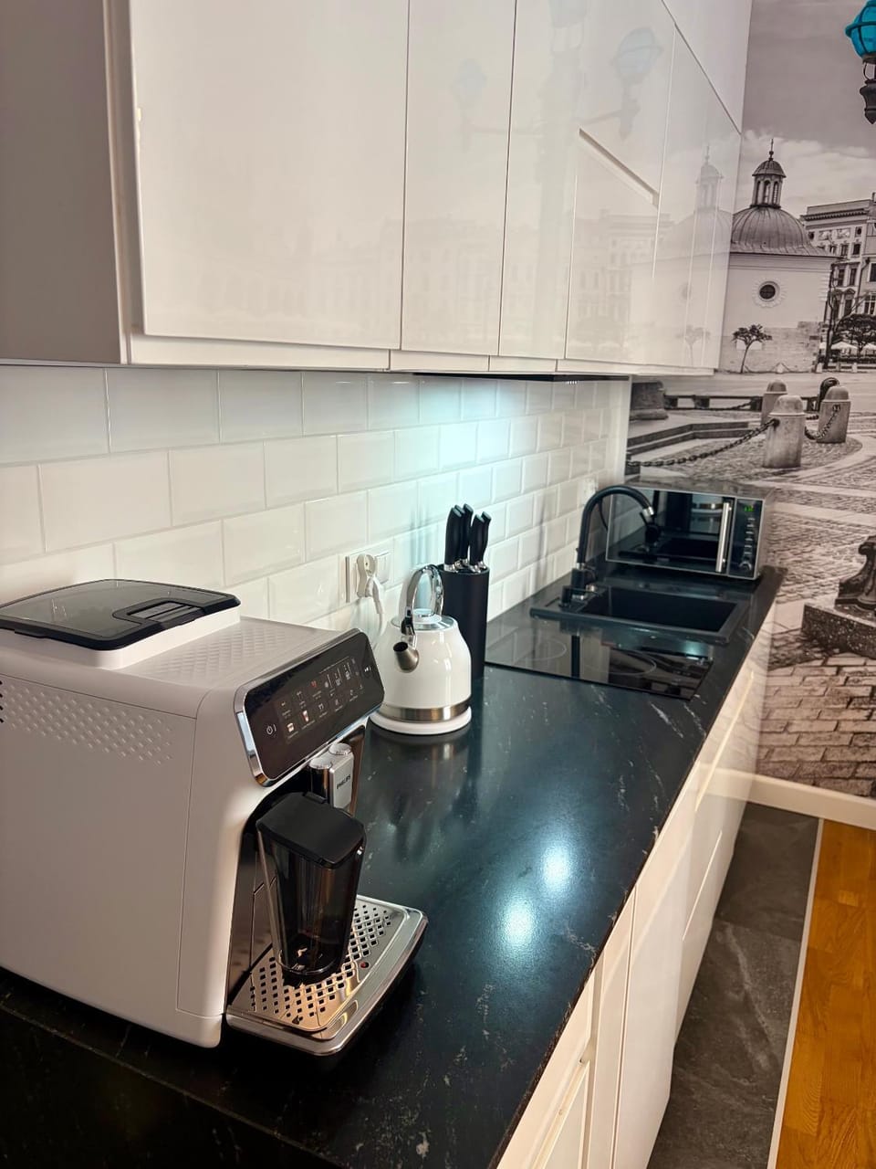 Coffee/tea facilities, Kitchen or kitchenette, stove