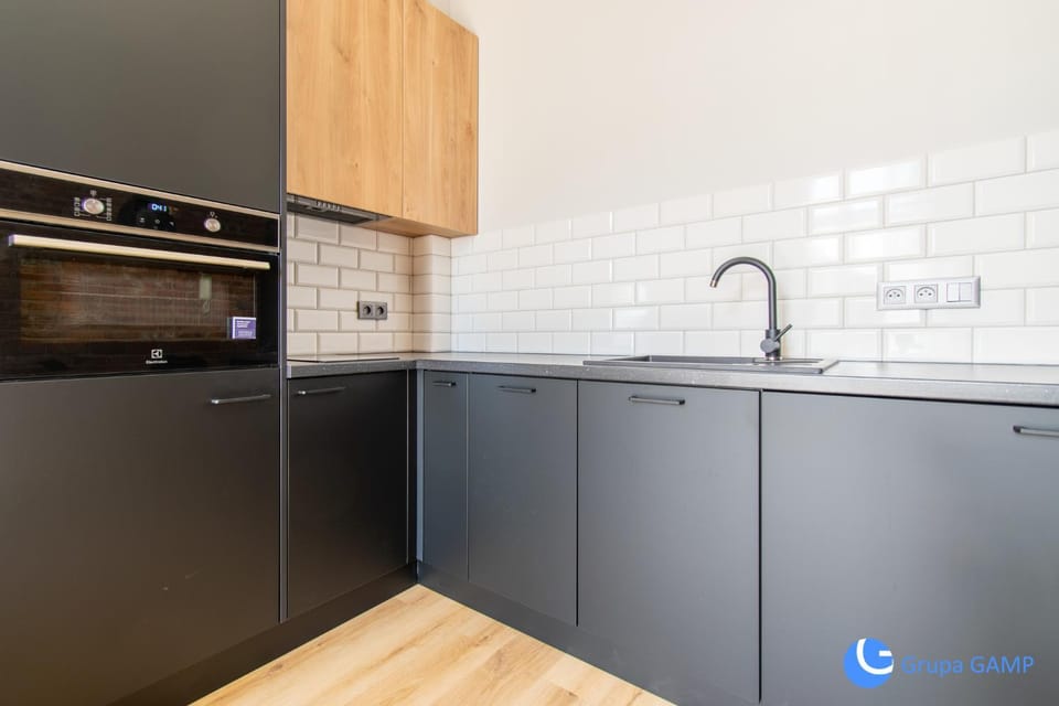 Kitchen or kitchenette, dishwasher, stove