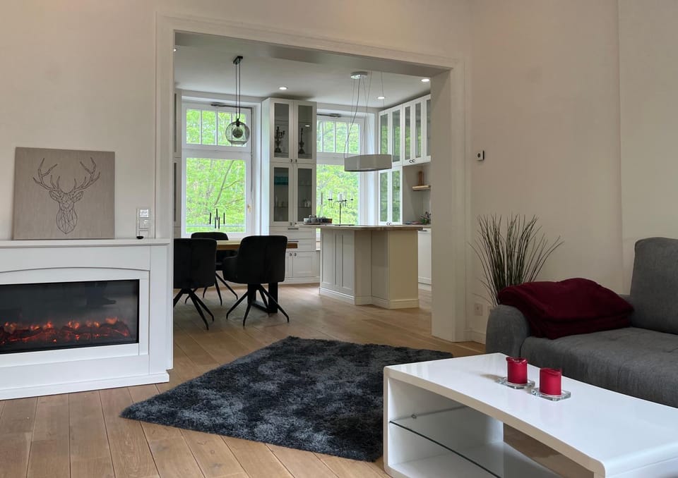 Kitchen or kitchenette, Living room, Seating area, Dining area, flat iron