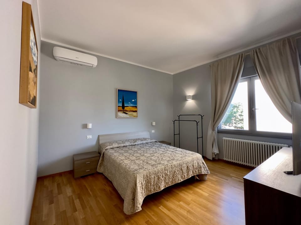 Bed, Photo of the whole room, Bedroom, internet, air conditioner