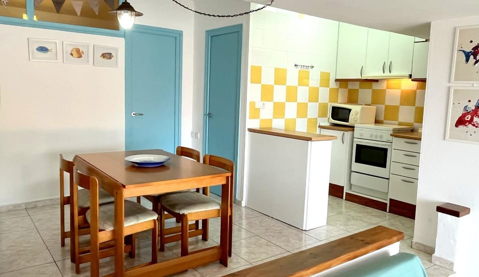 Kitchen or kitchenette, Dining area