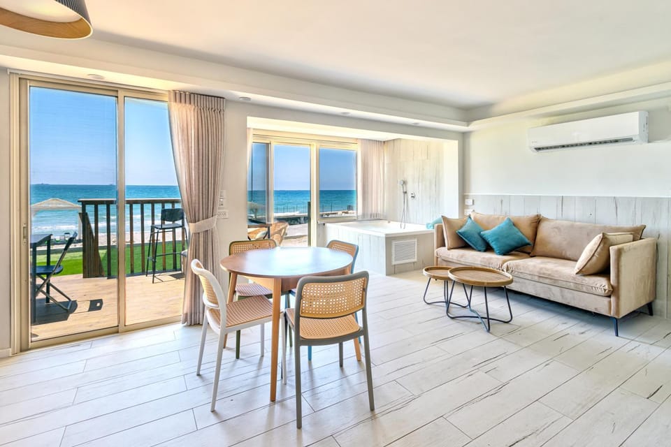 Patio, Natural landscape, View (from property/room), Balcony/Terrace, Living room, Seating area, Dining area, Sea view