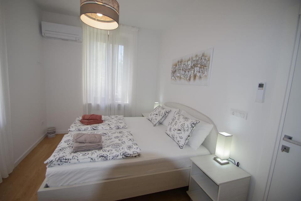 Bright & Modern 2-Bedroom Flat in Pula Apartment in Pula