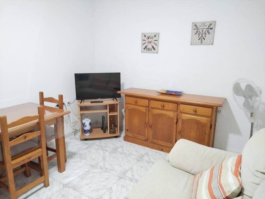 Communal lounge/ TV room, TV and multimedia, Living room, Seating area, Dining area, Evening entertainment