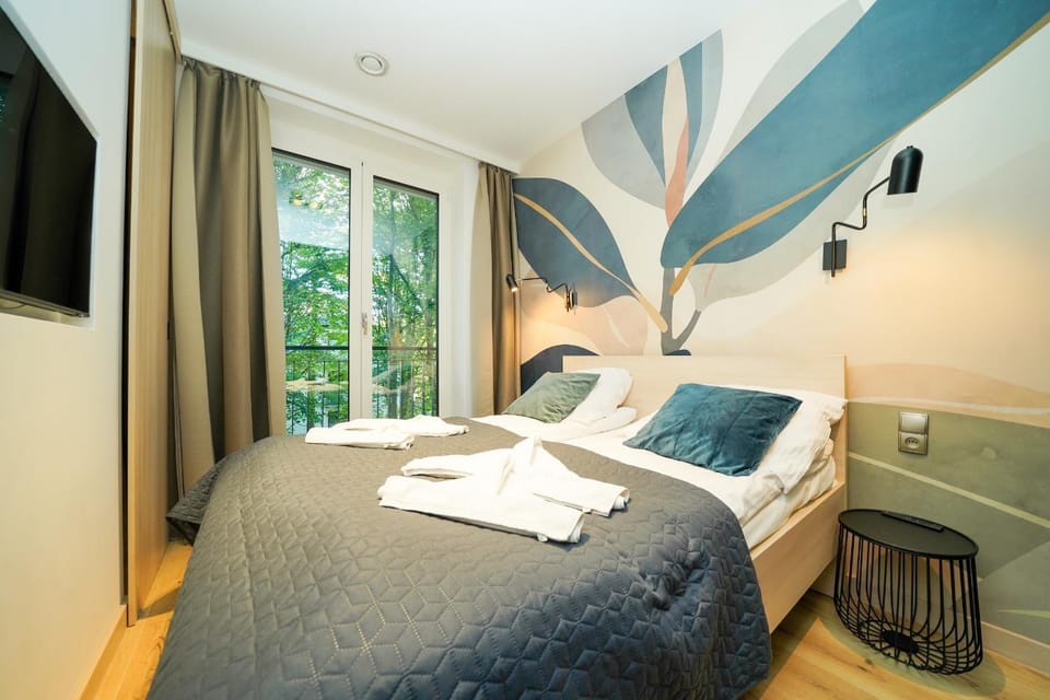 Bed, TV and multimedia, Photo of the whole room, Bedroom, towels
