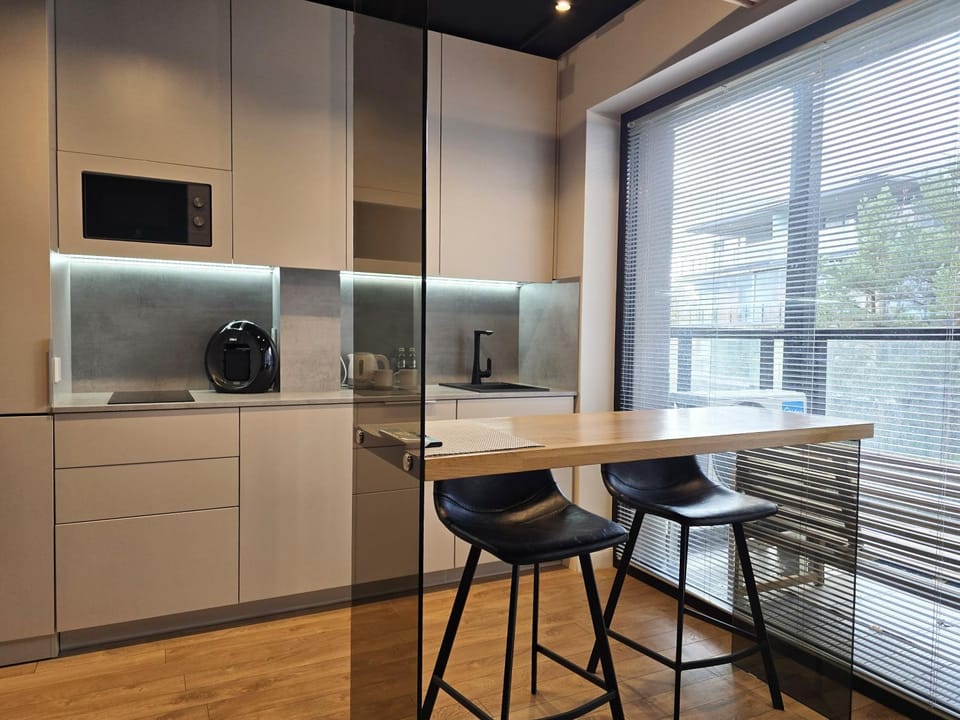 Coffee/tea facilities, Kitchen or kitchenette, Dining area, stove