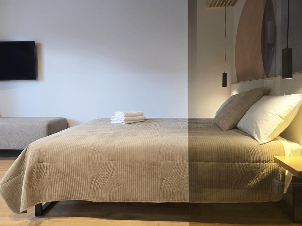 Bed, TV and multimedia, Living room, Photo of the whole room, Seating area, Bedroom